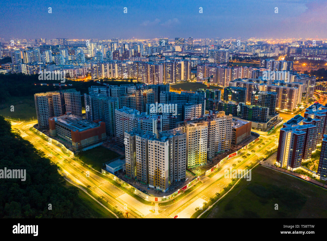 Splendida vista aerea dello skyline della scena notturna nella parte occidentale di Singapore. Foto Stock