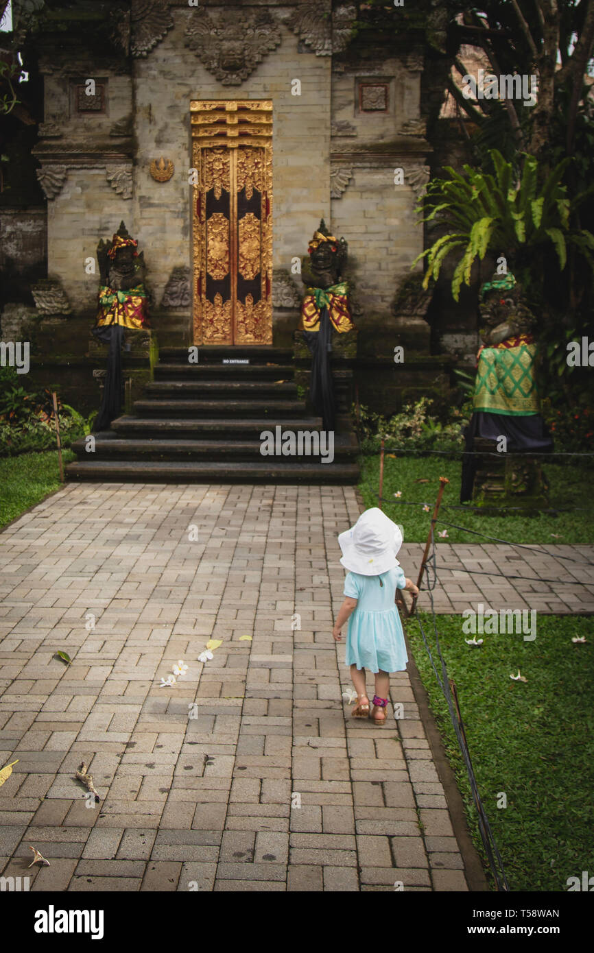 Piccola ragazza ad esplorare un tempio a Bali, in Indonesia Foto Stock