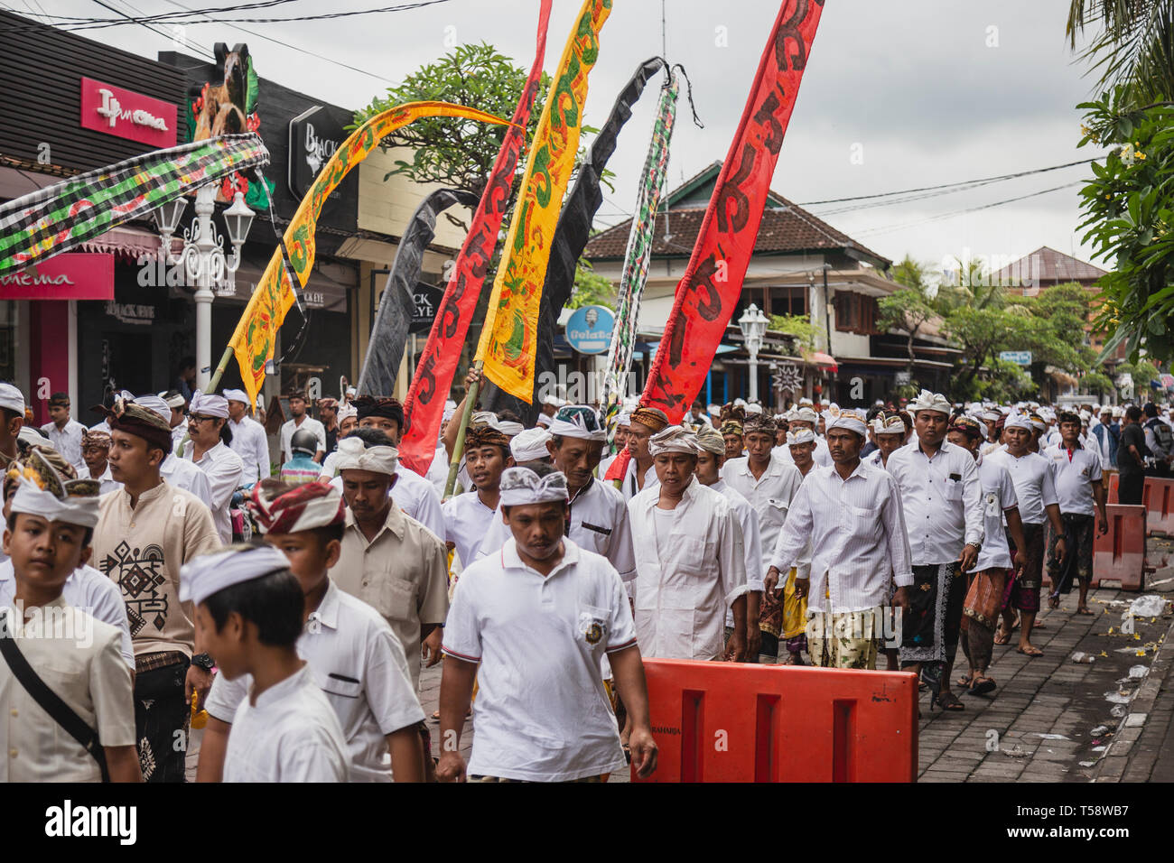 Adoratori marciando a un Tempio durante un festival religioso di Bali Foto Stock