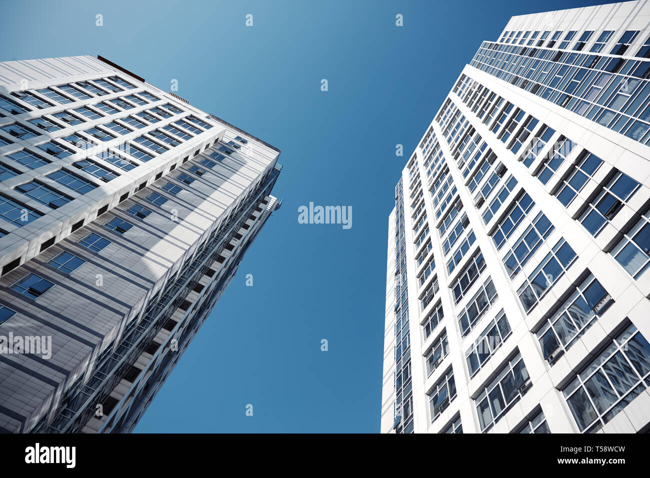 Vista ad angolo basso su alti edifici adibiti a uffici Foto Stock