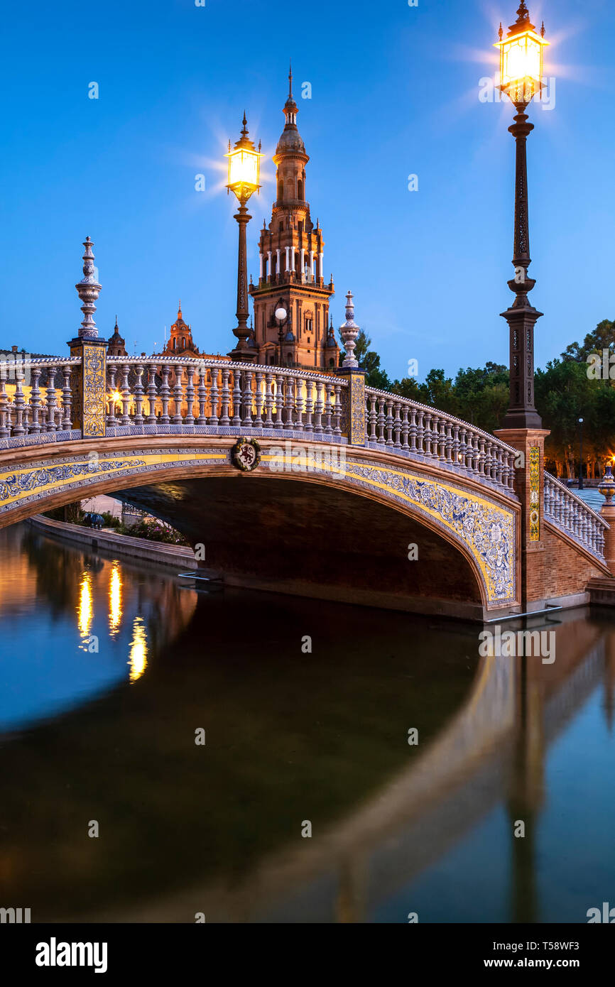 Torre e ponte sul canal, Plaza de Espana, Siviglia, Spagna Foto Stock