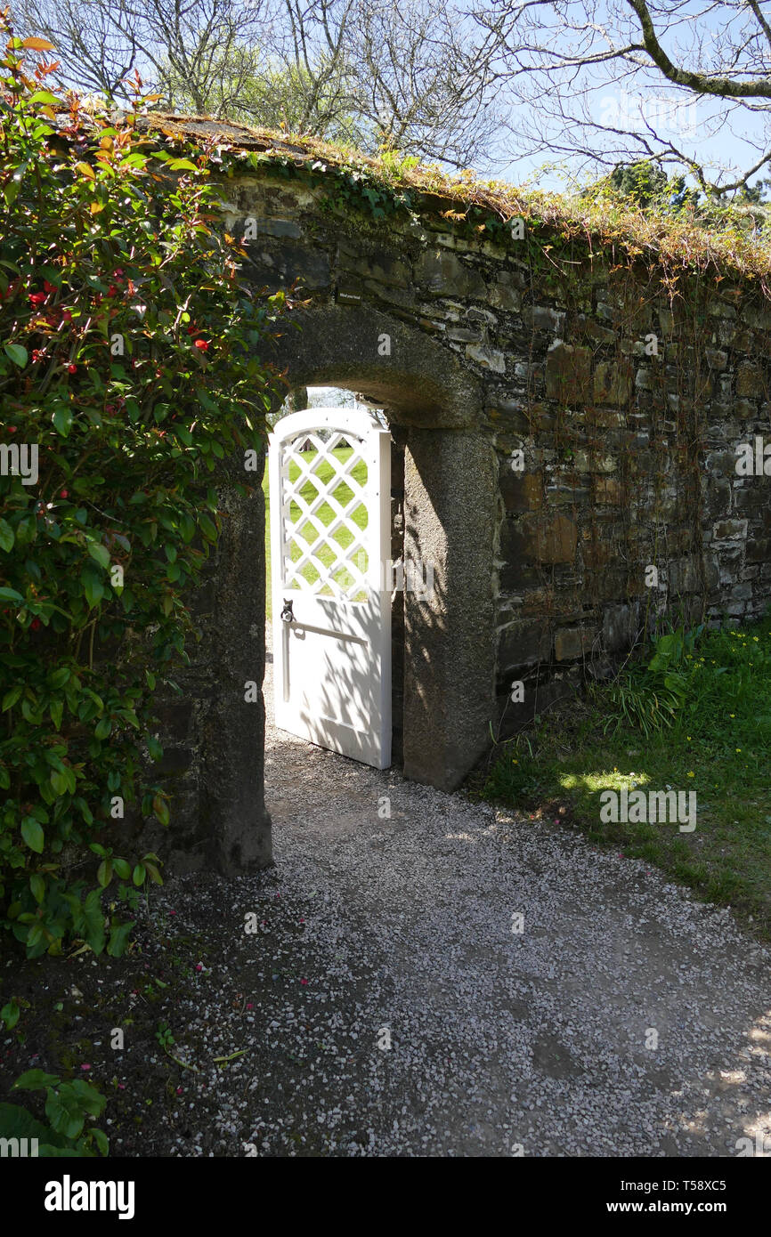Percorso e il cancello per walled garden Foto Stock