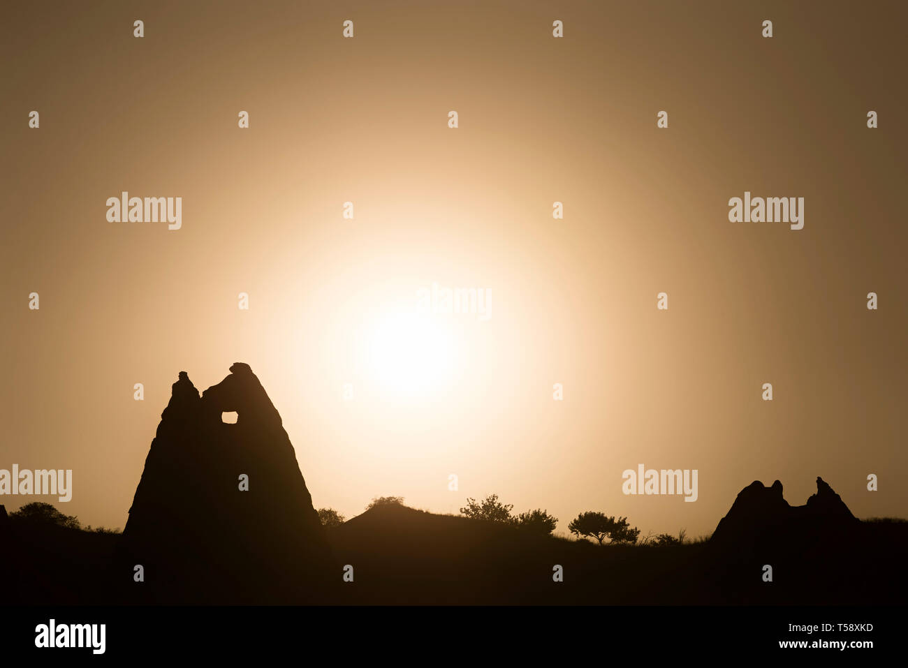 Silhouette di Camini di Fata durante il tramonto in Cappadocia Foto Stock