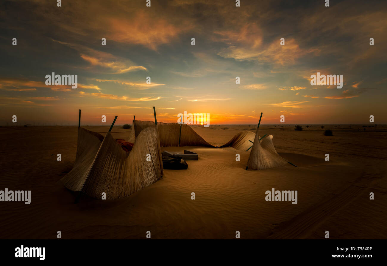 Tenda abbandonati in un area desertica con sunrise sullo sfondo Foto Stock