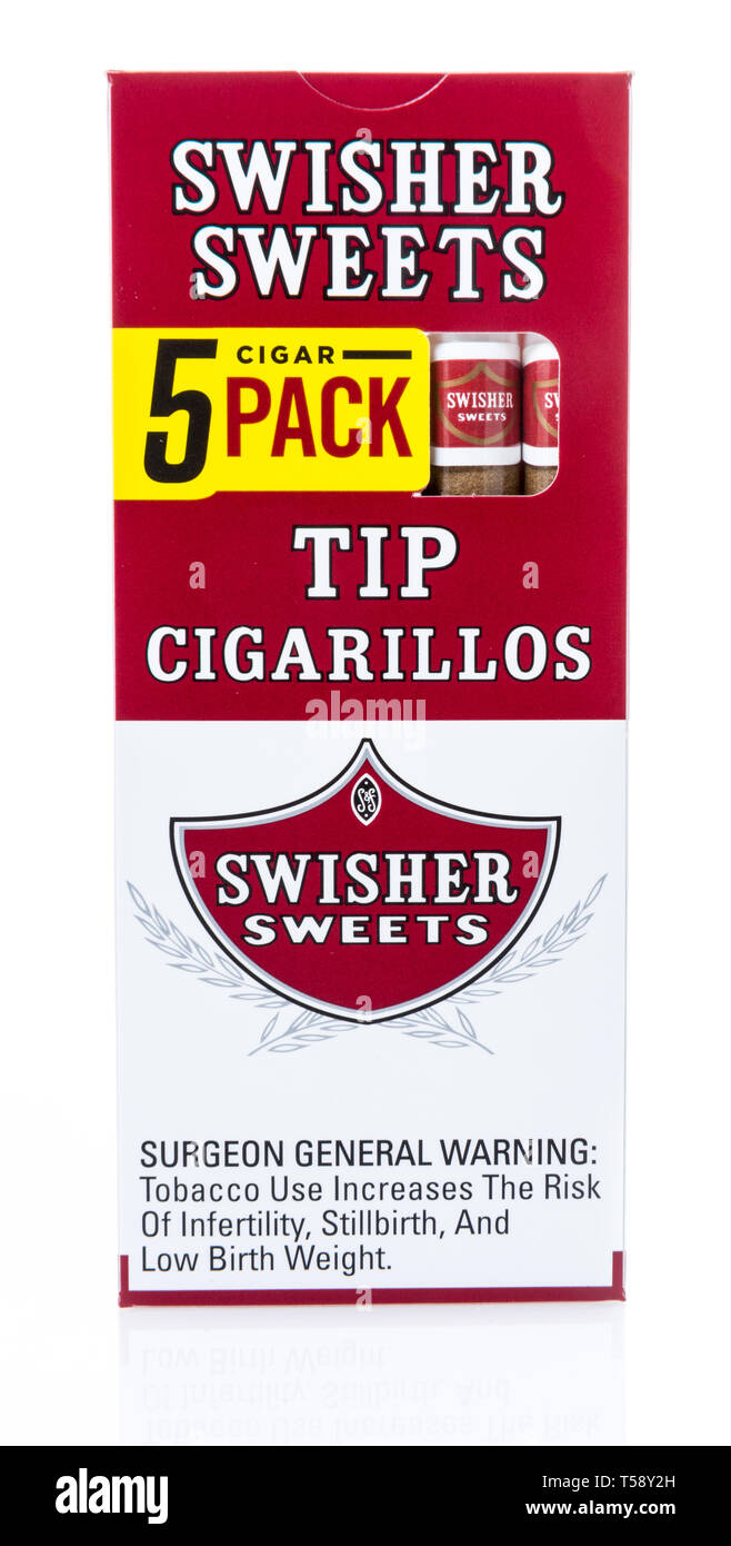 Winneconne, WI - 17 Aprile 2019: un pacchetto di Swisher dolci punta sigaretti sigari isolato su un background Foto Stock