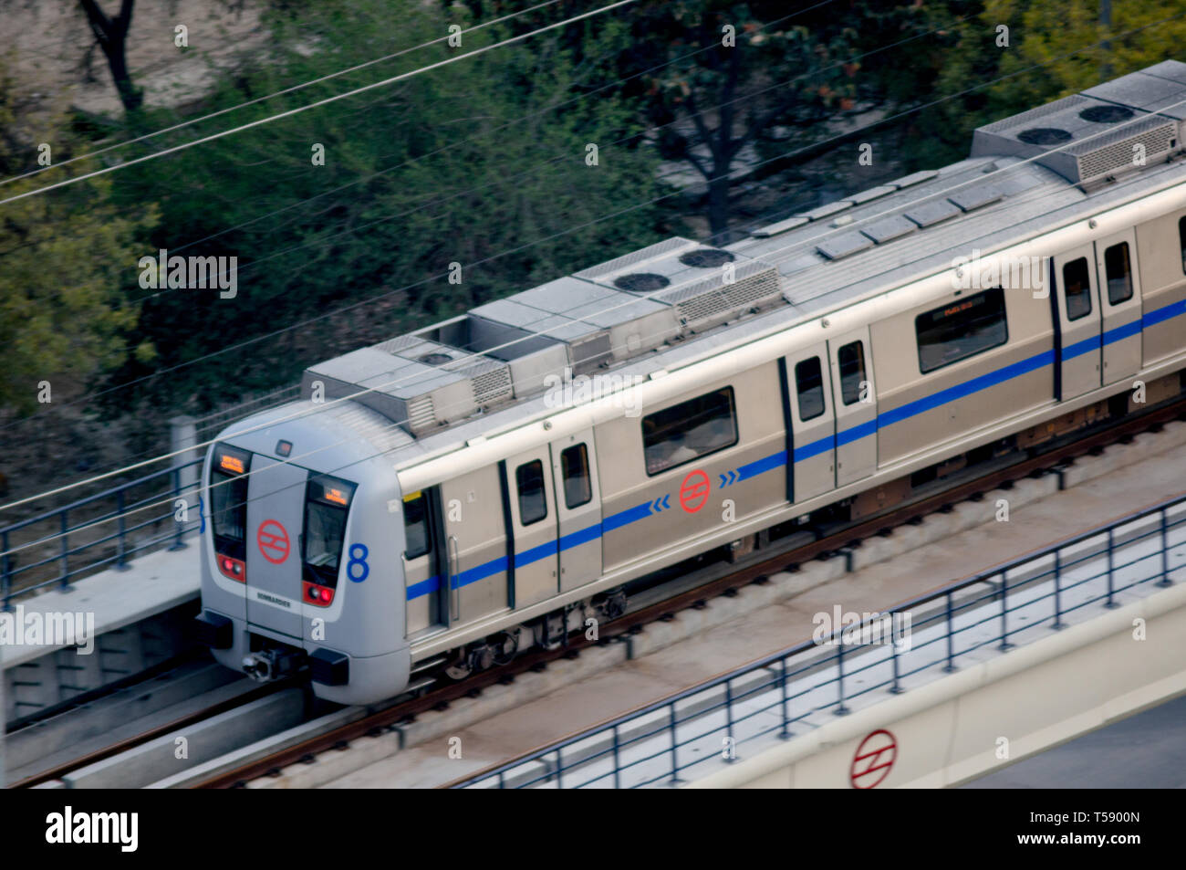 Riprese aeree del treno metro su un overhead metro via Foto Stock