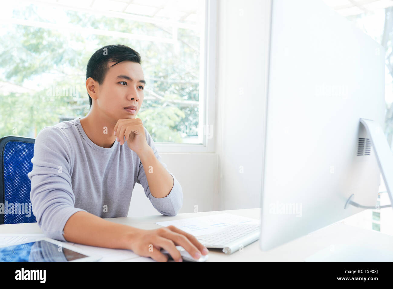 Concentrato designer asiatici al lavoro Foto Stock