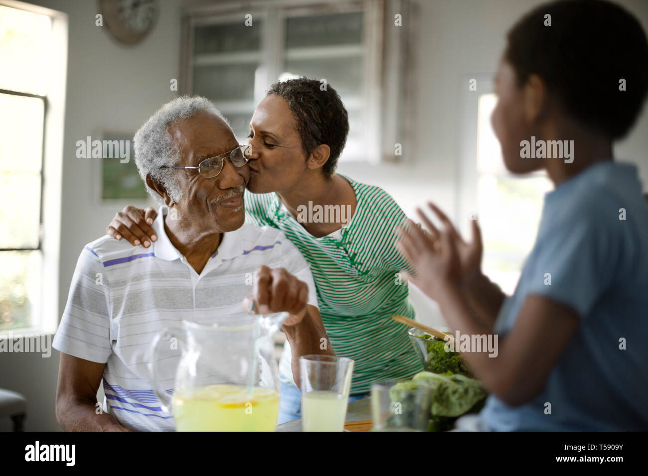 Il marito baciato dalla moglie sul compleanno. Foto Stock