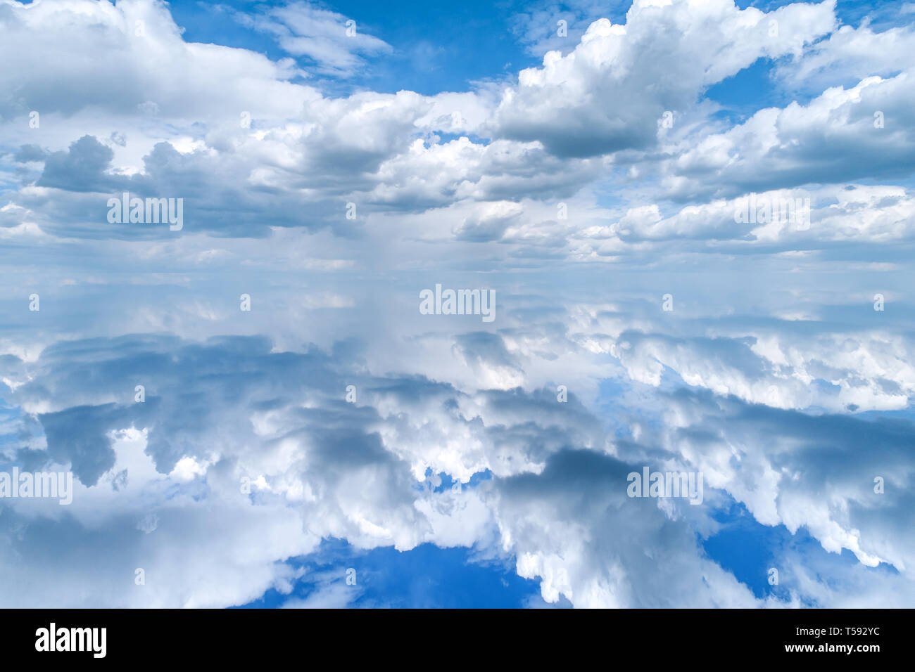 Seascape con nuvole e cielo blu. Foto Stock