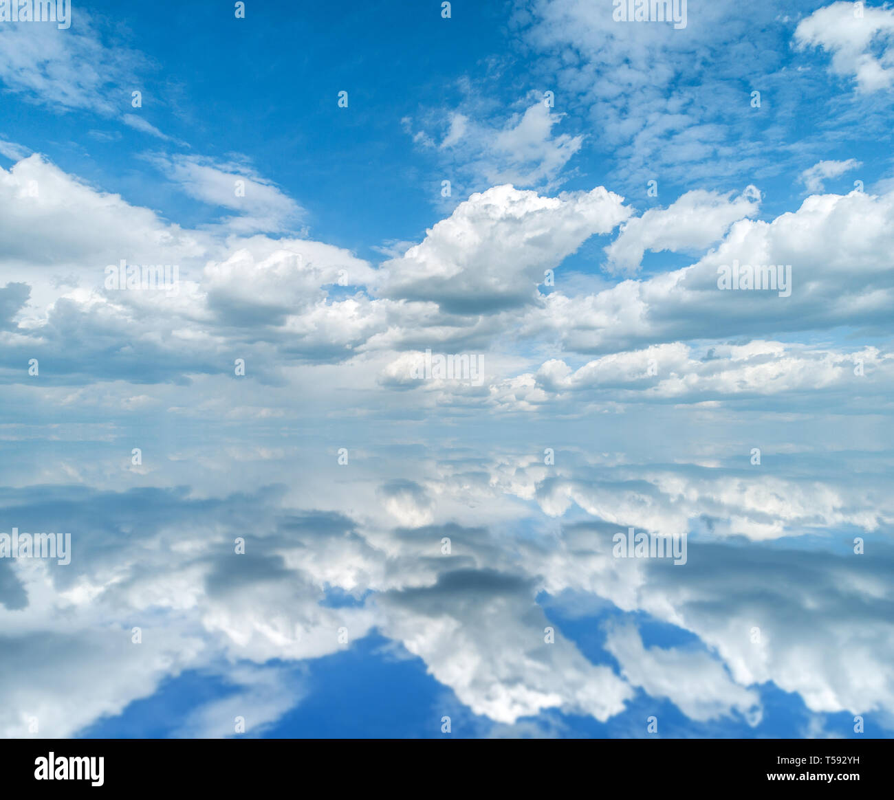 Seascape con nuvole e cielo blu. Foto Stock