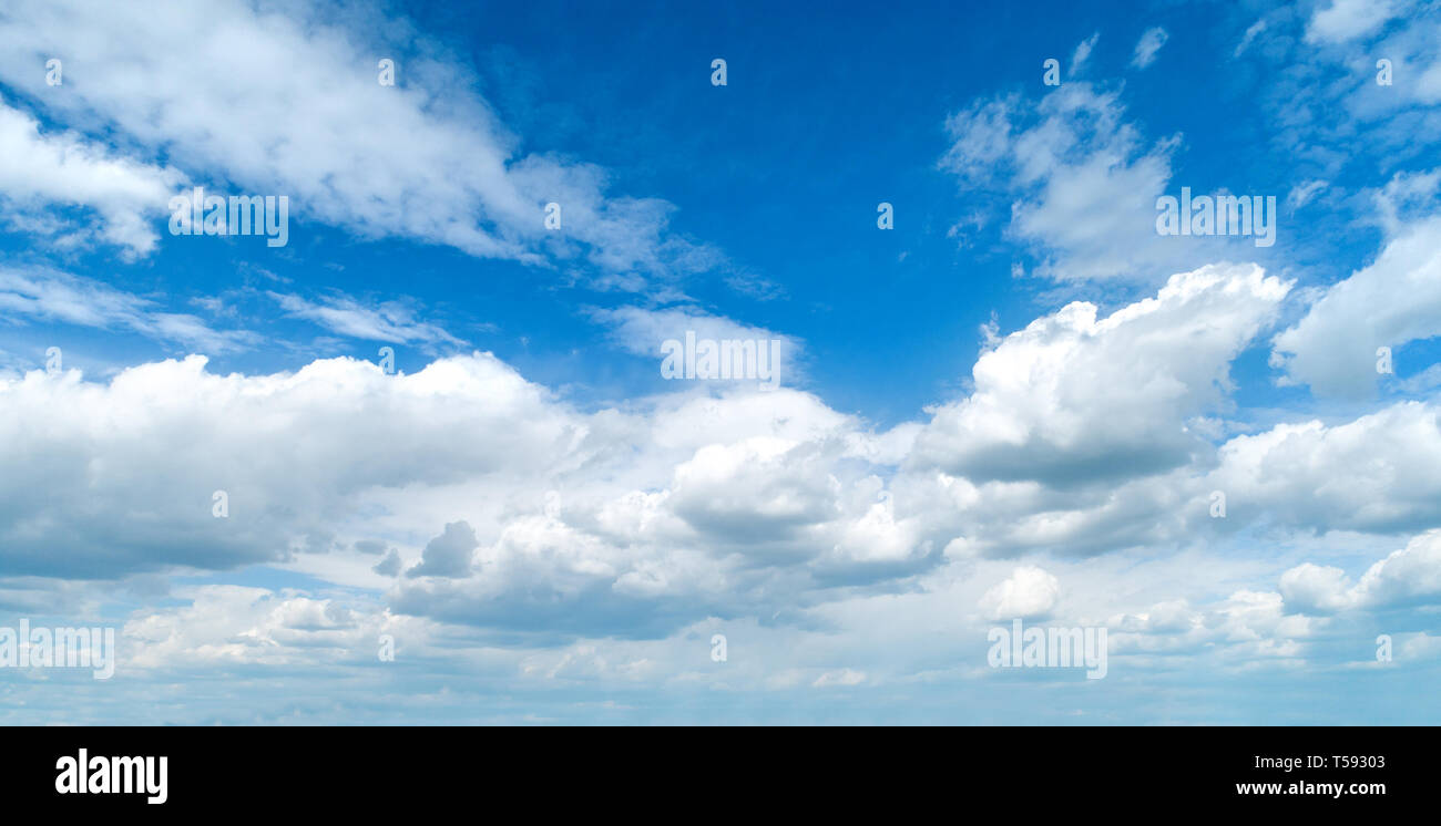 Il cielo blu con nuvole bianche. Foto Stock