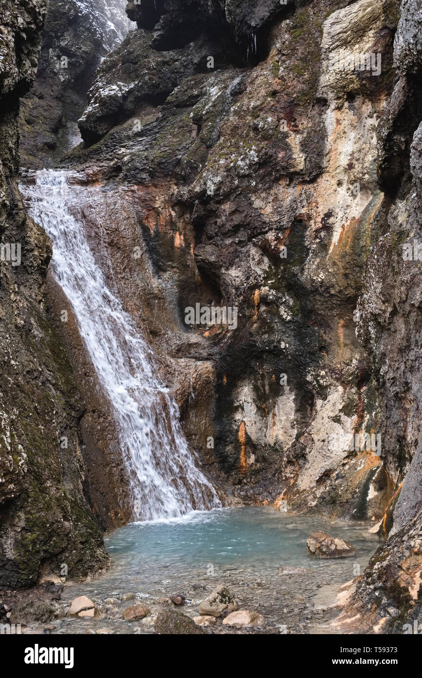 Cascata nella valle di Reykjadalur, vicino Hveragerði, SW Islanda. Calore geotermico riscalda il fiume, un luogo popolare per il nuoto in montagna Foto Stock