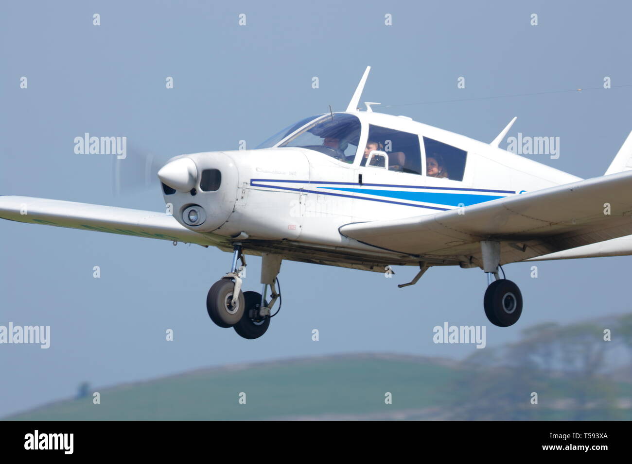 Un Piper PA-28 140 Cherokee decollare da Skydive Il Nord-ovest in Flookburgh, Lake District. Foto Stock