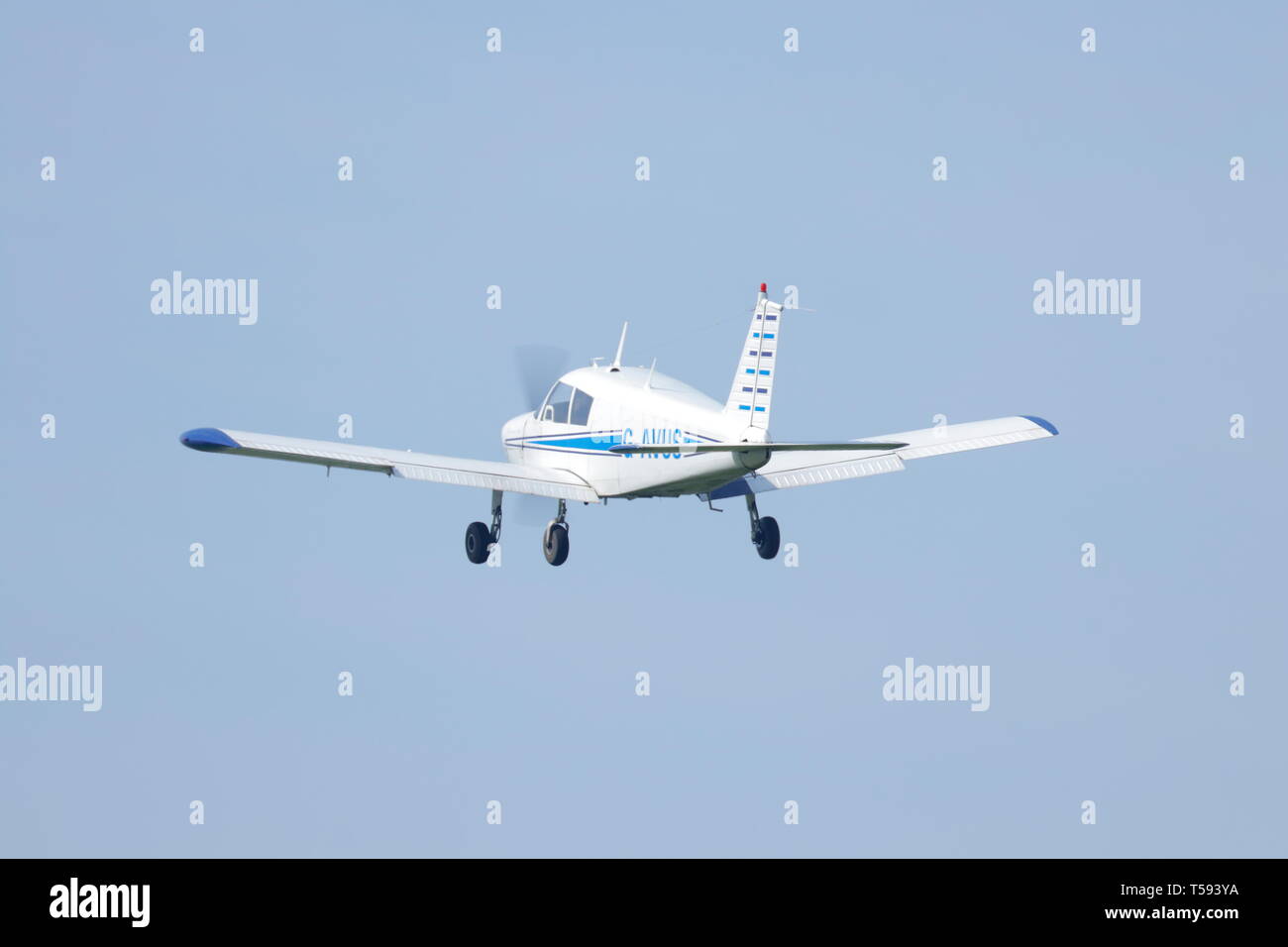 Un Piper PA-28 140 Cherokee decollare da Skydive Il Nord-ovest in Flookburgh, Lake District. Foto Stock