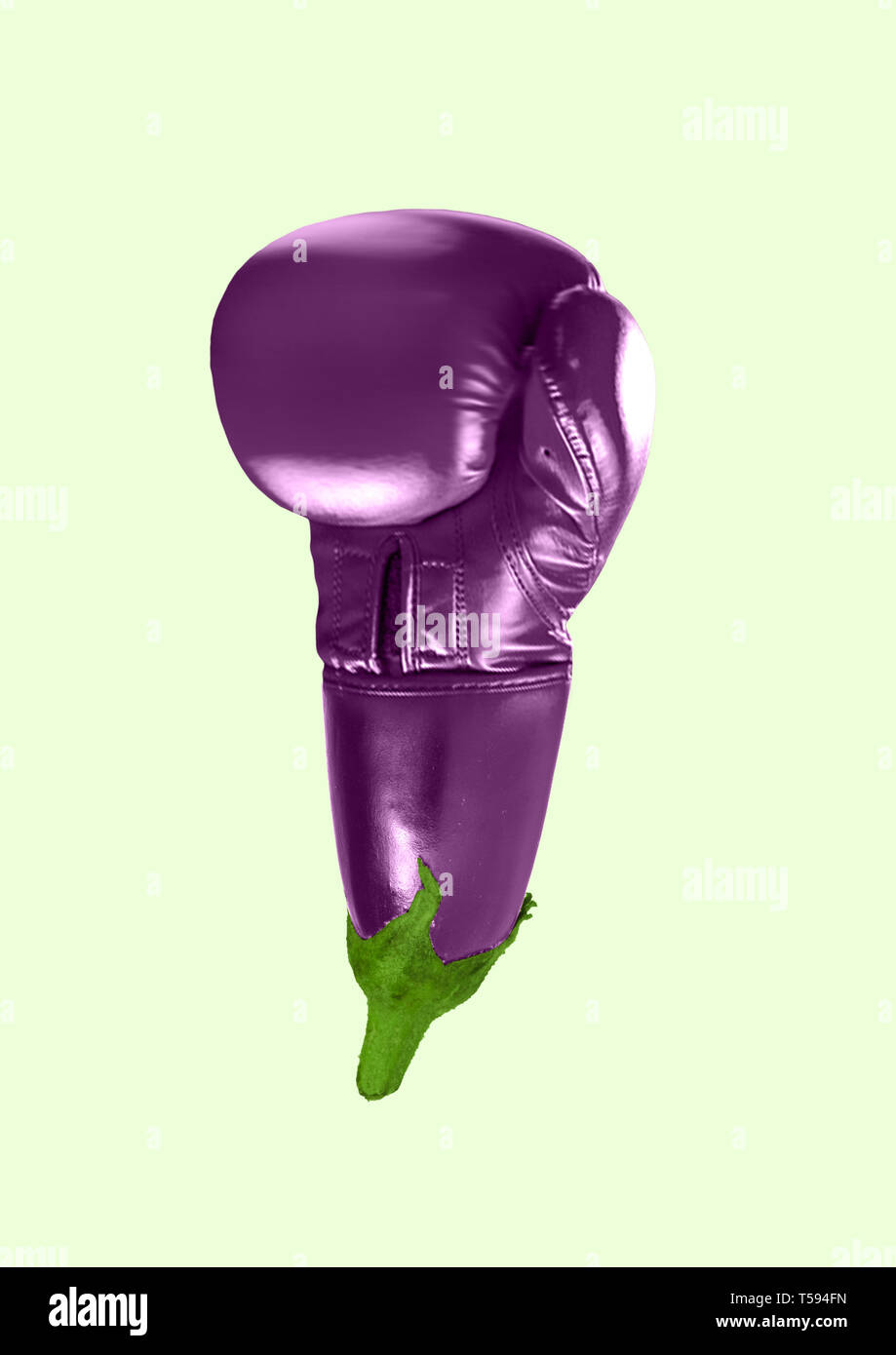 Una alternativa di sport o di ematomi. Un guanto di boxe come melanzane su sfondo verde. Lo spazio negativo per inserire il tuo testo. Il design moderno. L'arte contemporanea collage. Concetto di cibo, movimento, piante. Foto Stock