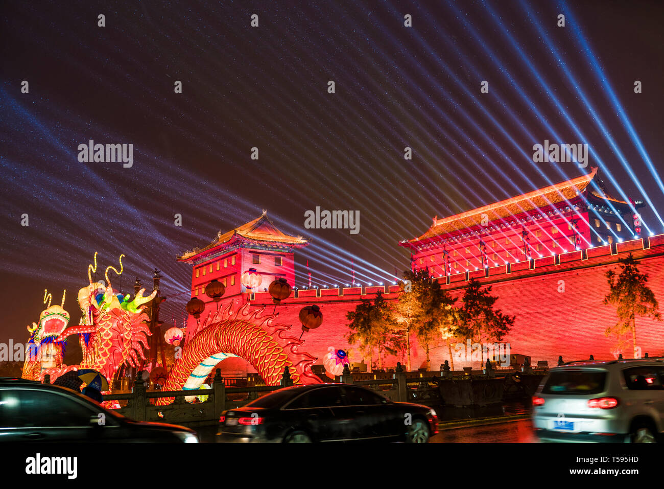 Lanterna e illuminazione mostra al cancello sud delle antiche mura della città per celebrare il Festival della Primavera Cinese,Xi'an, Shaanxi, Cina Foto Stock