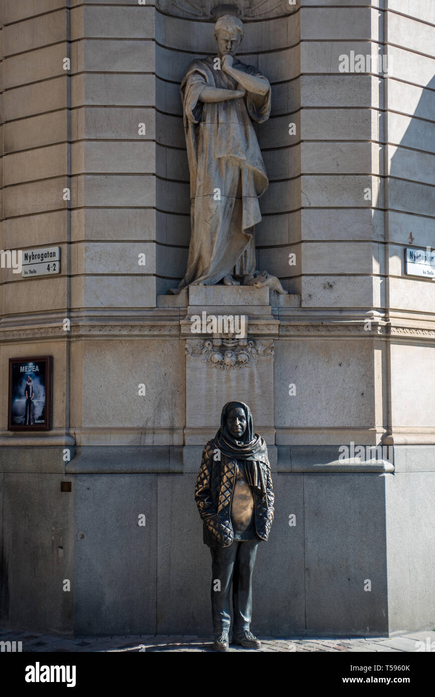 La statua del film e dello stadio attrice Margaretha Krook da Marie-Louise Ekman, al di fuori del teatro drammatico reale, Nybrolan, (New Bridge Square), Foto Stock