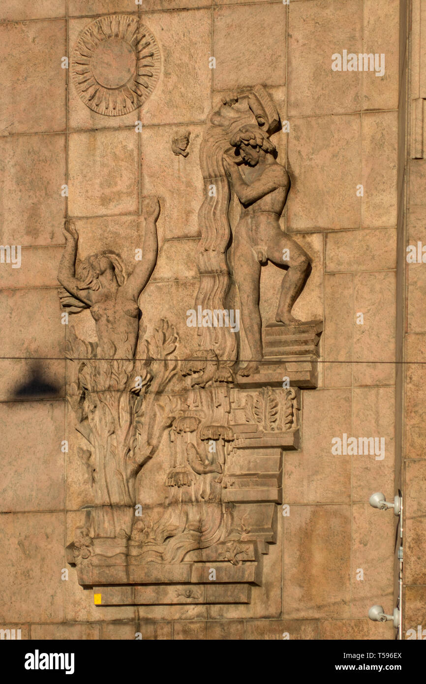 Ivar Johnsson i rilievi della luce in granito, allegoria dei quattro elementi, a Åtvidabergshuset (Atvidaberg casa) a Hamngatan / Kungsträdgårdsgatan. Foto Stock