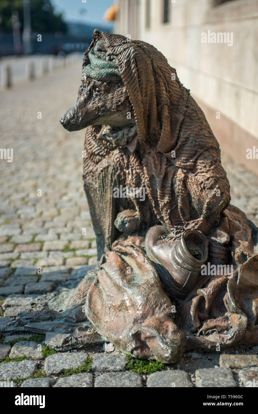 Laura Ford "Rag e osso con una coperta". La scultura in bronzo di un senzatetto fox si trova al di fuori dell'ufficio del Primo Ministro (Rosenbad), su Strömgatan Foto Stock