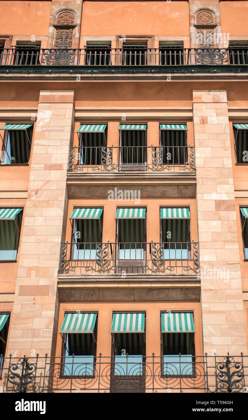 Ornato e tendaggi colorati su un edificio su Fredsgaten a Stoccolma Foto Stock