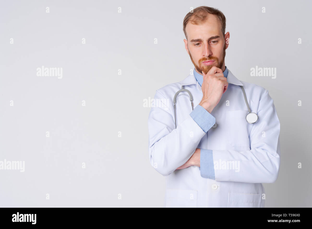 Ritratto di grave giovane uomo barbuto pensiero medico Foto Stock