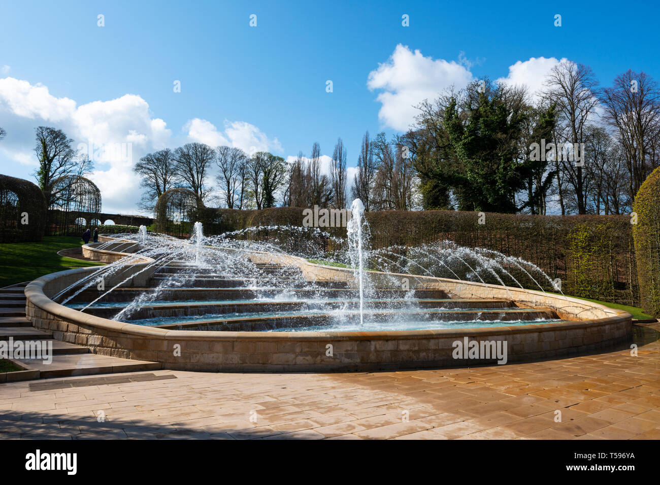 Grand cascata funzione acqua ad Alnwick giardino, Alnwick, Northumberland, England, Regno Unito Foto Stock