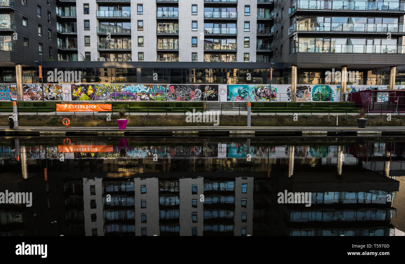 Riflessioni nel dock di Leeds Foto Stock