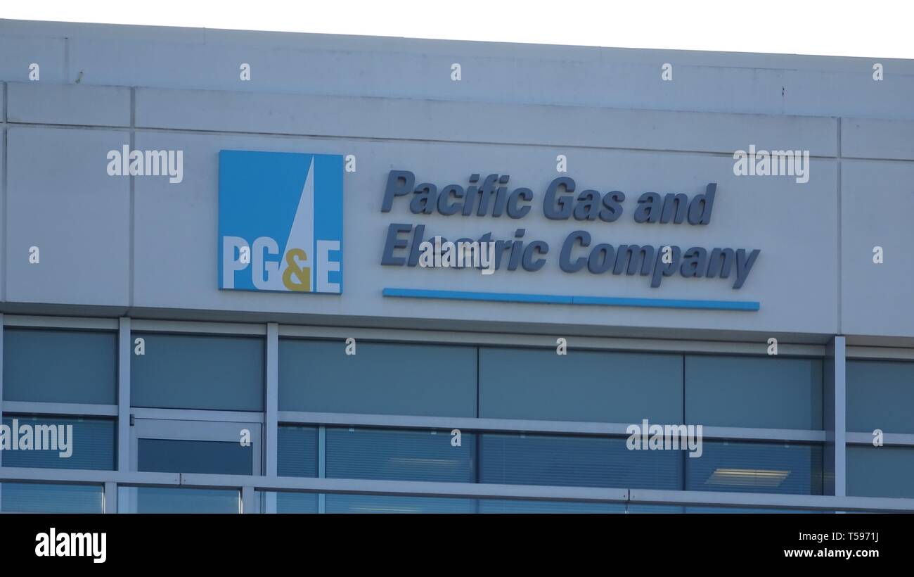 Close-up di logo in cima al quartier generale della società di utilità Pacific Gas ed elettrico in San Ramon, California; la società di fronte fallimento nel 2019 seguenti wildfire responsabilità riguarda, 12 marzo 2019. () Foto Stock