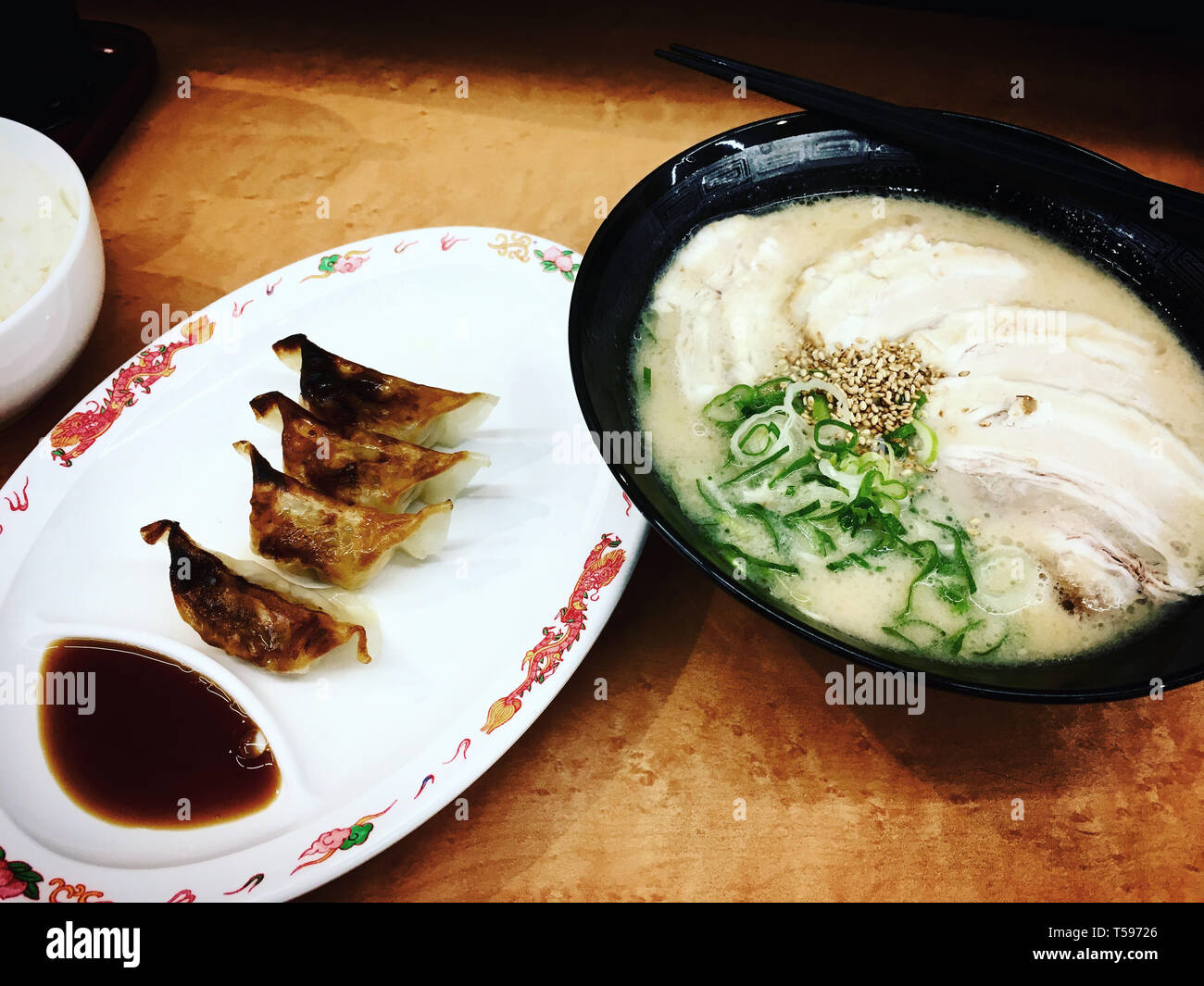 Tokyo, Giappone - 16 dicembre 2016: Ramen piatto e Gyoza visualizzare in un ristorante di Tokyo, Giappone Foto Stock