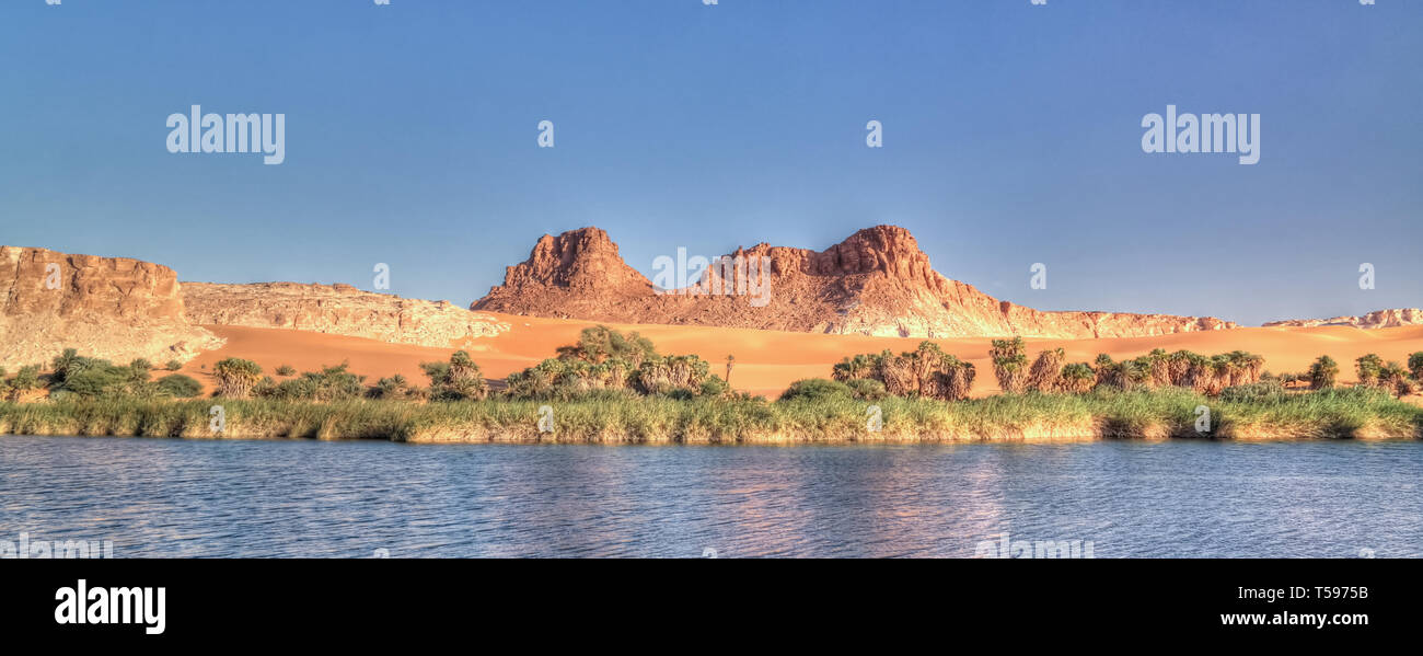 Vista panoramica al Lago Boukkou gruppo di Ounianga Serir laghi al tramonto , Ennedi, Ciad Foto Stock