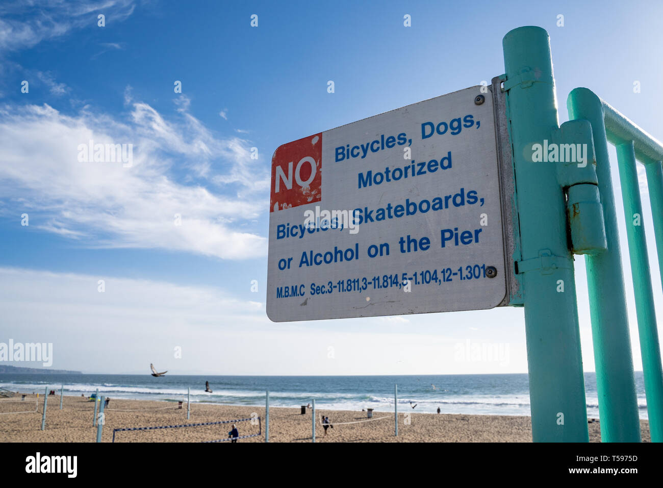 Manhattan Beach, California - Marzo 26, 2019: segno per le biciclette non, cani, veicoli motorizzati, skateboard o alcool sul molo, mediante ordinanza locale Foto Stock