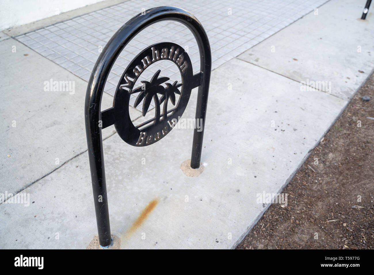 Manhattan Beach, California - Marzo 26, 2019:-bici nel centro cittadino di Manhattan Beach con city branding su di esso Foto Stock