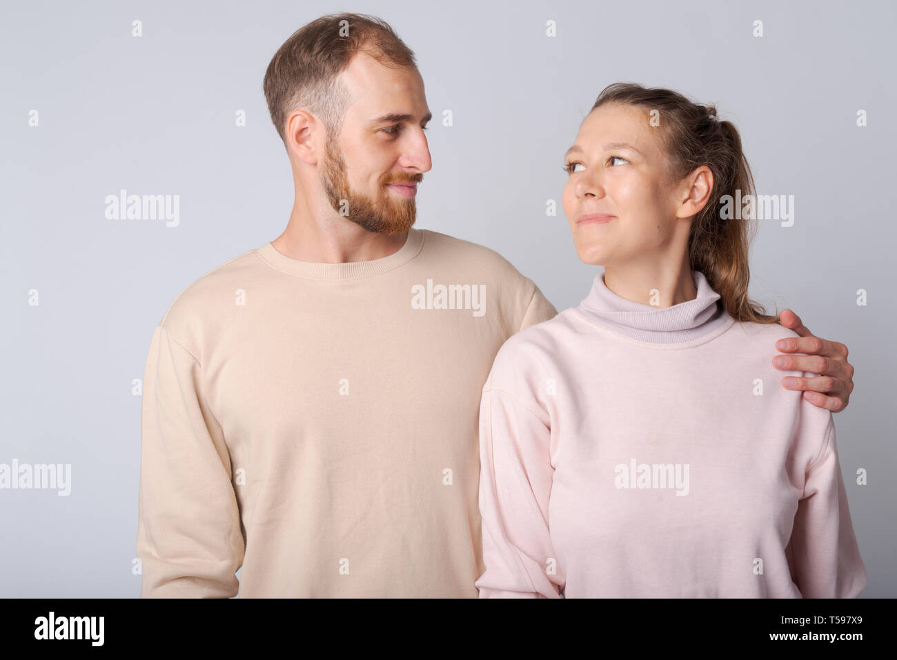 Ritratto di giovane coppia in cerca di ogni altro Foto Stock
