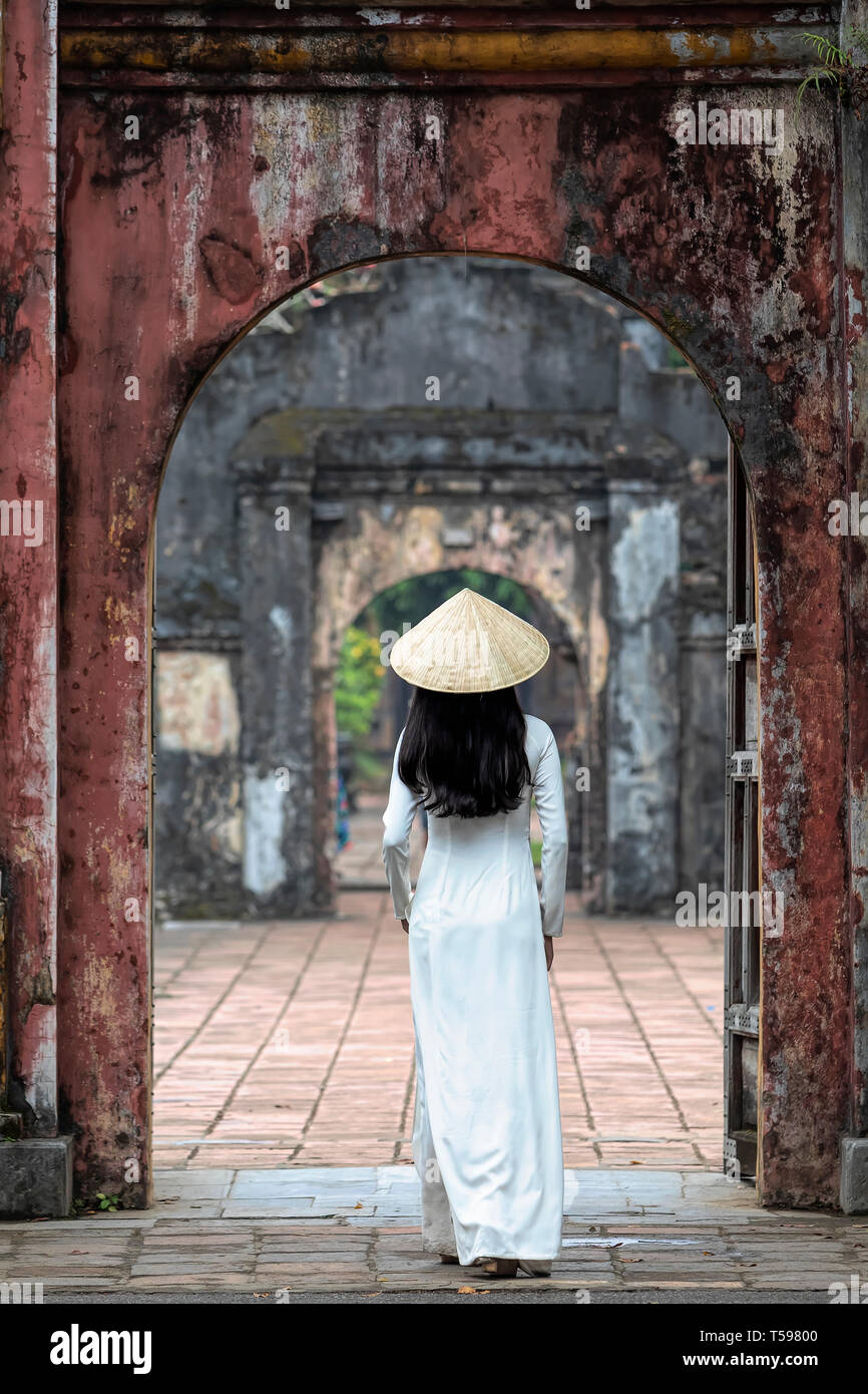 Donna vietnamita in abito tradizionale Foto Stock