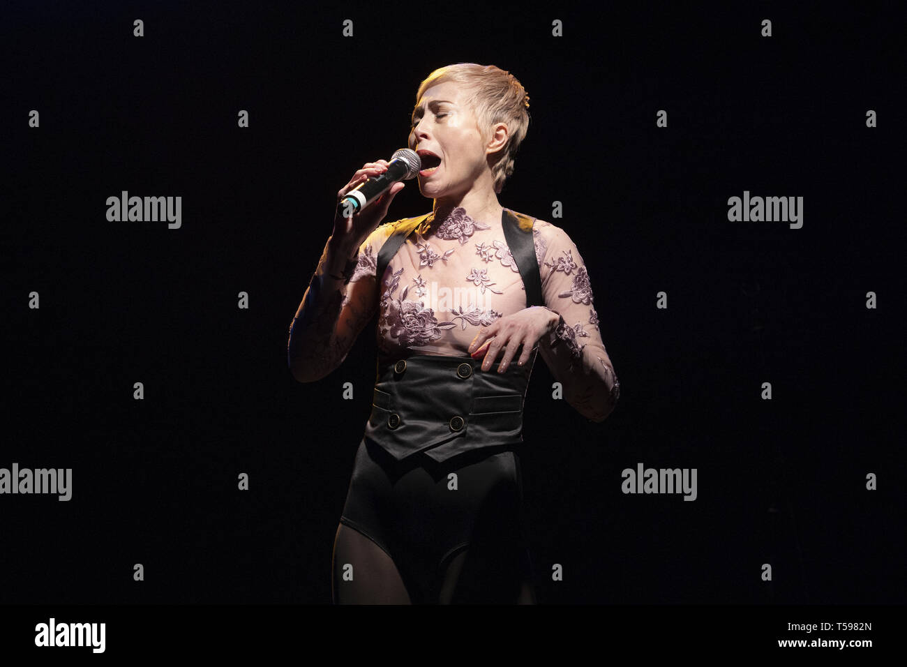 Sonia Santana durante l'esecuzione di 'Arlette Yun" di soia al Fernan Gomez teatro in Madrid, Spagna. Dotato di: Sonia Santana dove: Madrid, Spagna Quando: 22 Mar 2019 Credit: Oscar Gonzalez/WENN.com Foto Stock