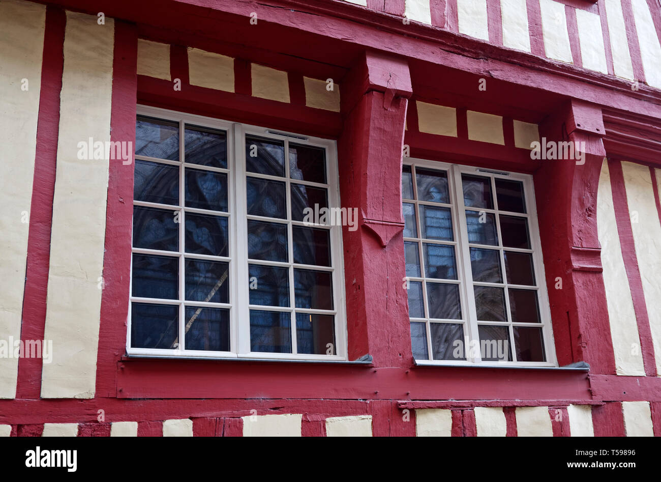 Vecchia casa in legno e muratura, rosso scuro, crema, nuovo windows, contrasto Caudebec en Caux; Francia; Normandia; estate, orizzontale Foto Stock