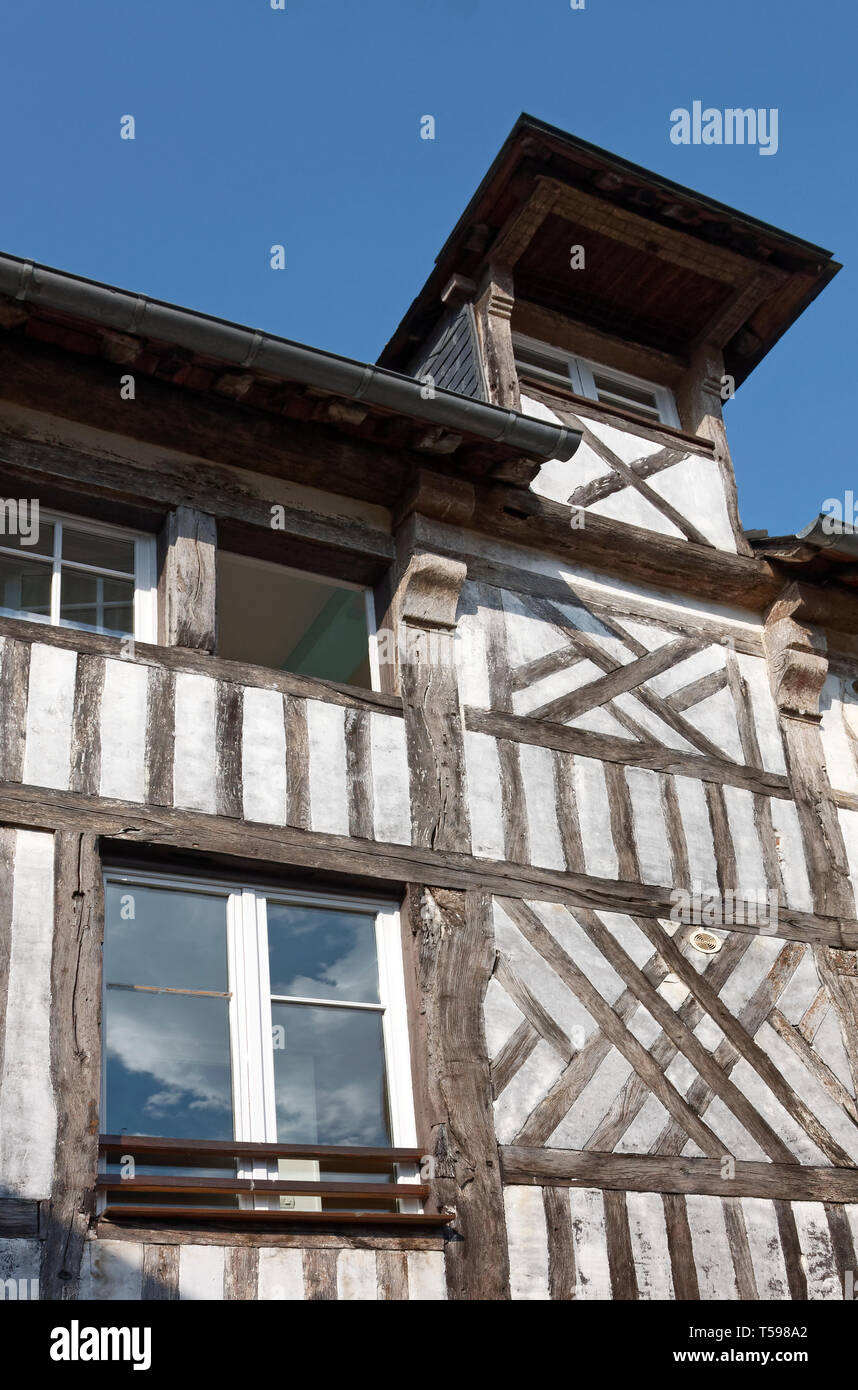 Vecchia casa in legno e muratura, nuovo windows, contrasto Caudebec en Caux; Francia; Normandia; estate, verticale Foto Stock