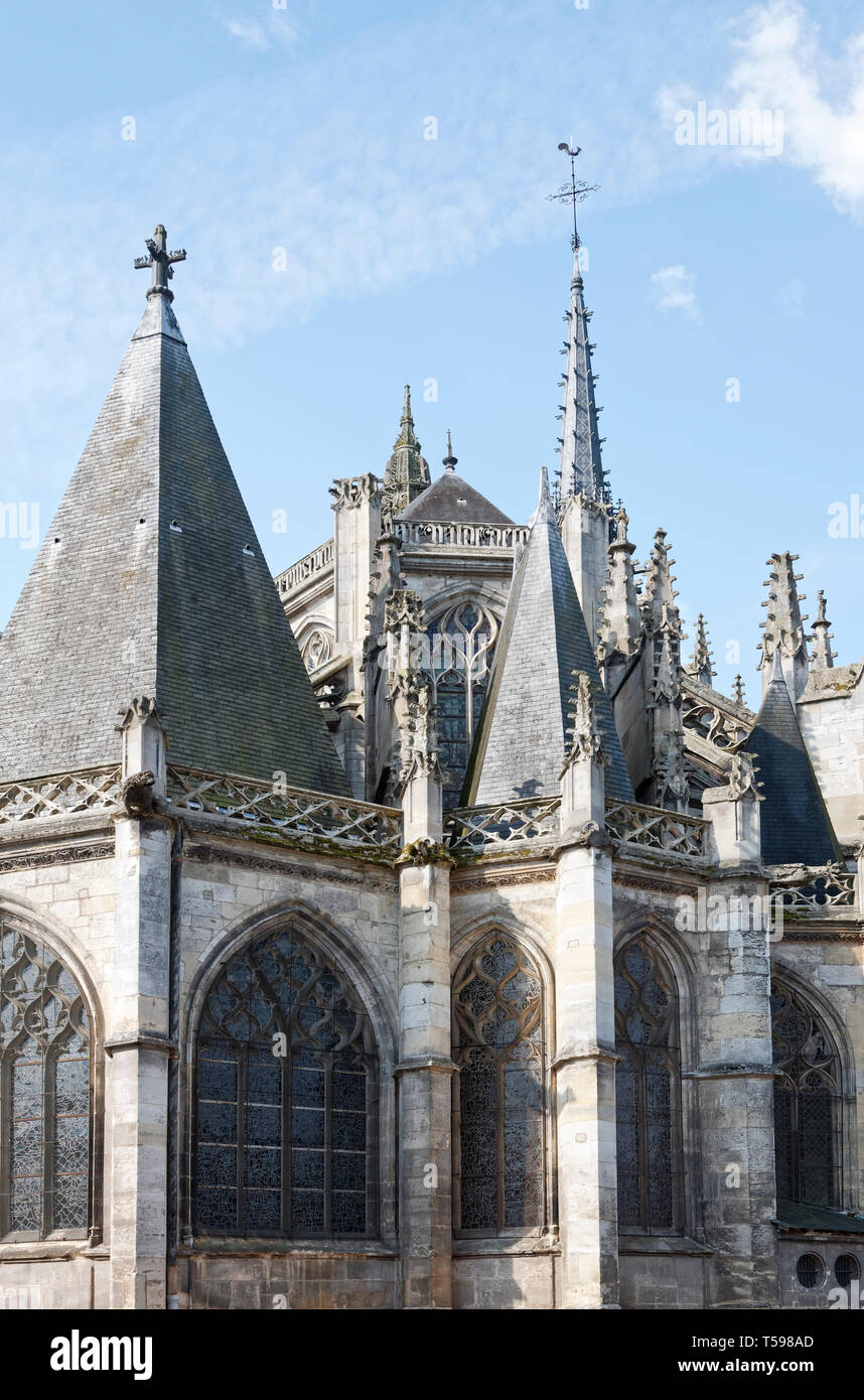 Chiesa di Notre Dame, Cattolica, medievale, gotico, 15-16 secoli, ornato di guglie, esterno, finestre di vetro macchiate, vecchio edificio religioso, Normandia, Cau Foto Stock