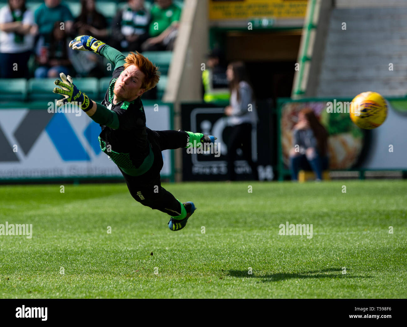 Ladbrokes Premiereship scozzese - Hibernian V Celtic. Easter Road Stadium, Edimburgo, Midlothian, Regno Unito. 21/04/2019. Pic mostra: Hibs' goalkee ungherese Foto Stock