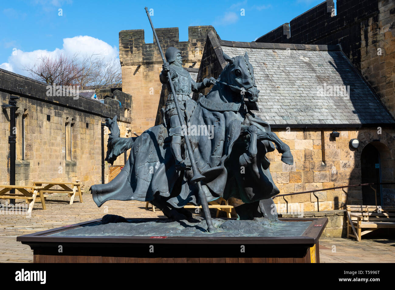 Statua di Harry Hotspur (Sir Henry Percy) a Alnwick Castle in Northumberland, England, Regno Unito Foto Stock
