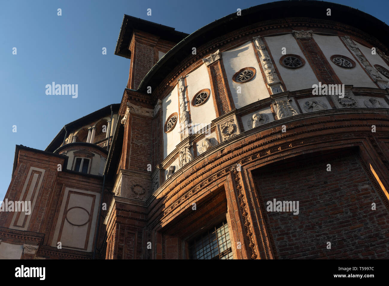 Milano, lombardia, italia: esterne della storica chiesa di Santa Maria delle Grazie con la sua cupola Foto Stock