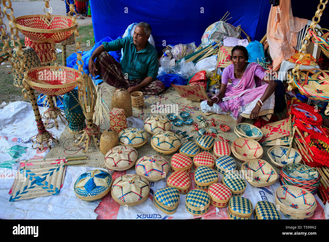 I prodotti artigianali di vendita al il Boishakhi Mela in Bangla Academy locali a Dacca in Bangladesh Foto Stock