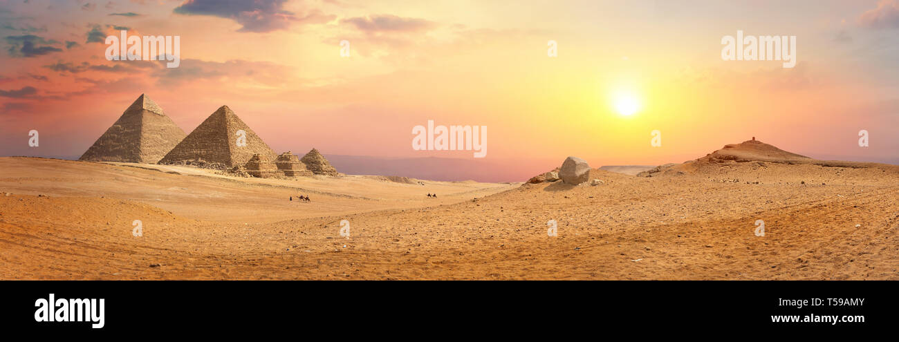 Piramidi egiziane nel deserto di Giza. Egitto Foto Stock