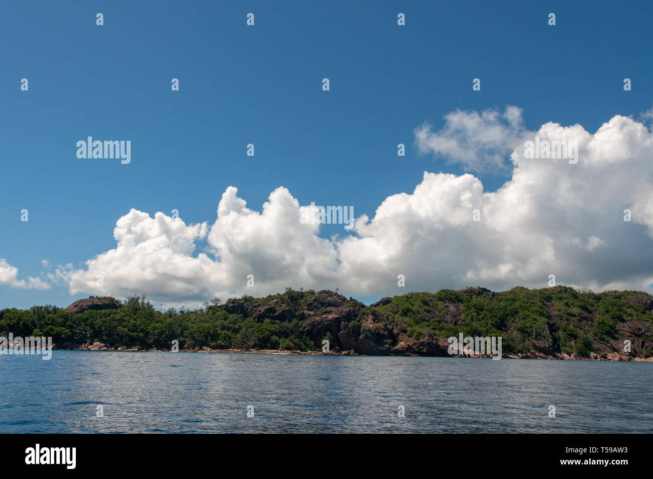 Vista la costa rocciosa del Parco Nazionale Marino di Curieuse island, Seicelle Foto Stock