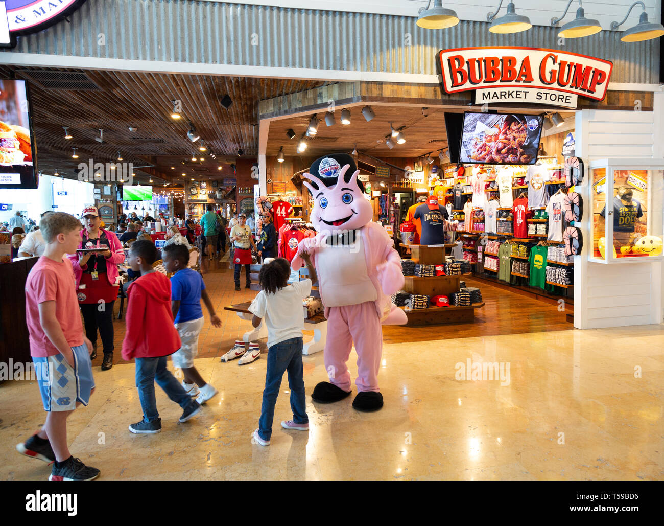 Bubba Gump character saluto i bambini, Bubba Gump Shrimp Co ristorante, partenze, terminale 3, Aeroporto di Cancun Messico Foto Stock