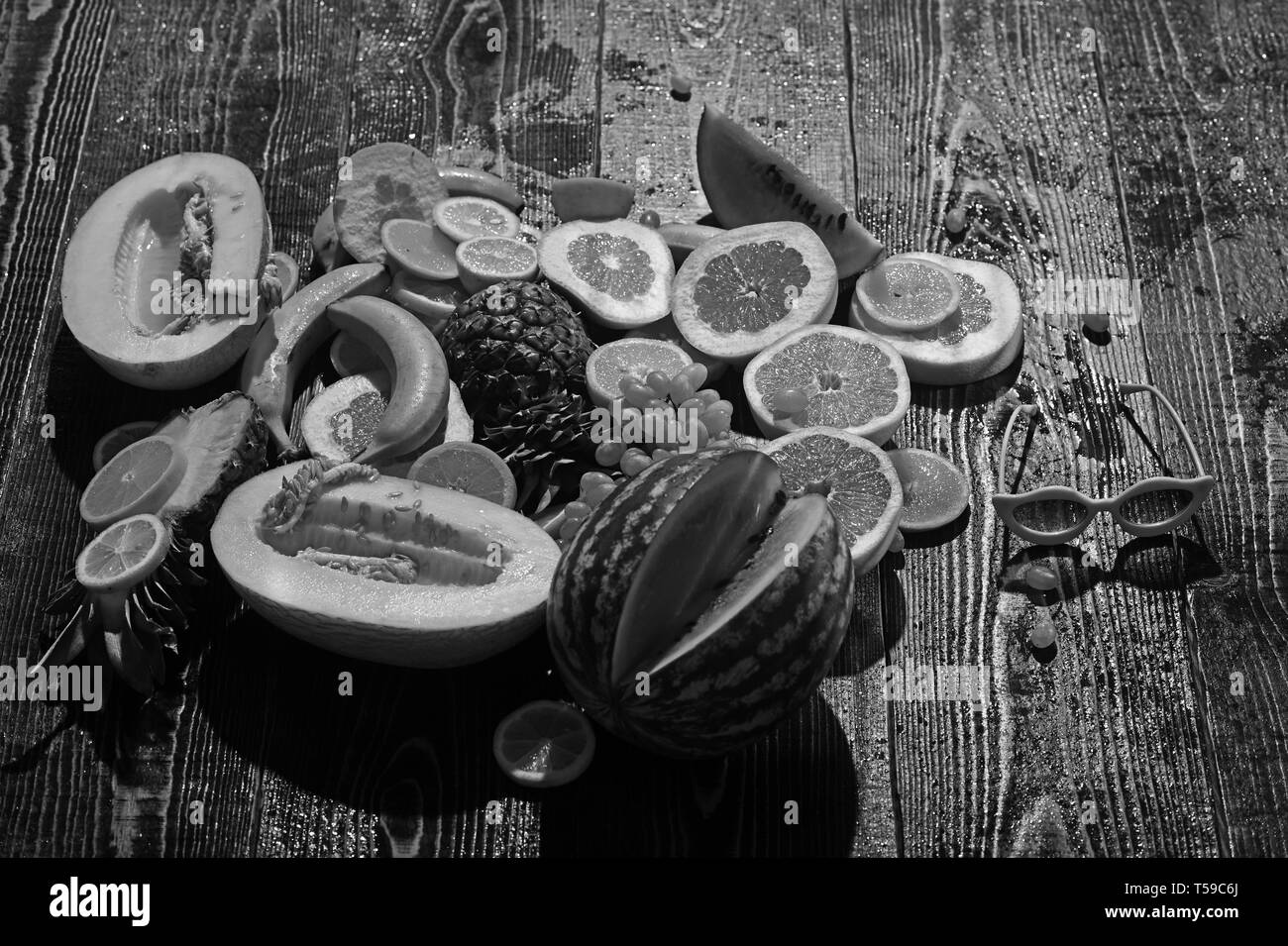 Gli alimenti ricchi di vitamine naturali su un tavolo di legno. Cibo per la dieta vegetariana Foto Stock