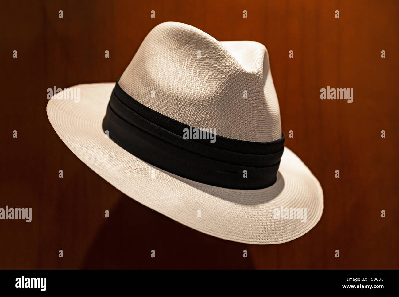 Un cappello di Panama o il tradizionale colmato cappello di paglia fatti della Toquilla palm, è sulla lista del Patrimonio Culturale Immateriale, elenco città di Cuenca, Ecuador. Foto Stock