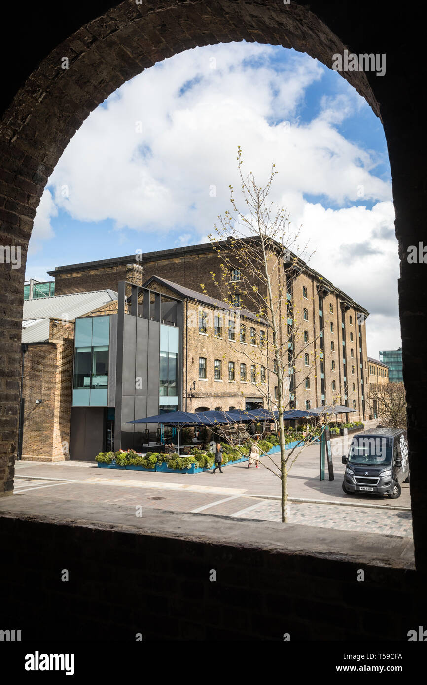 Lo sviluppo a gocce di carbone, King's Cross, a nord di Londra, con St Martin's College Foto Stock