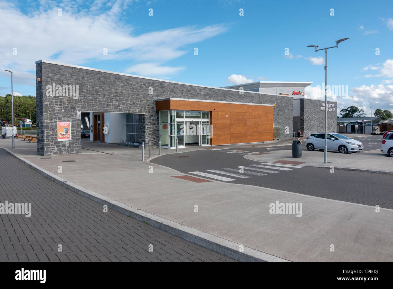 Il Maniero di pietra della stazione di servizio sulla autostrada M8, Tintore, Co. Laois, Irlanda. Foto Stock