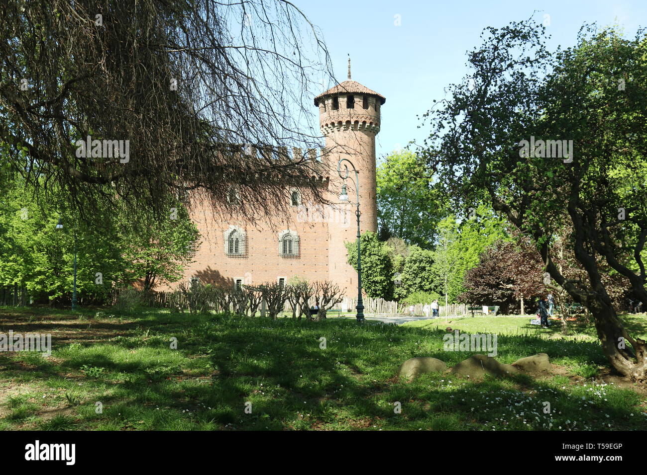 Un bellissimo luogo a Torino, Italia, è Valentino's Park con il suo newgothical borgo e castello e una ricchissima vegetazione lungo il fiume Po. Foto Stock